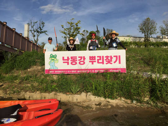 시스템베이스 김명현 대표(오른쪽 두 번째)와 직원들이 지난 10일 낙동강 하구 을숙도에서 2년 6개월간 낙동강 1300리 답사를 마치고 기념촬영을 하고 있다. 이로써 시스템베이스의 4대강 뿌리찾기 대탐험은 6년의 여정을 마쳤다. 사진= 시스템베이스 제공